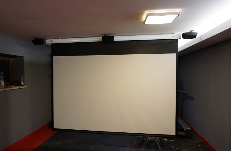 Instalacja zestawu sprzętu do kina domowego - projektor, ekran, elektronika, komplet głośników.